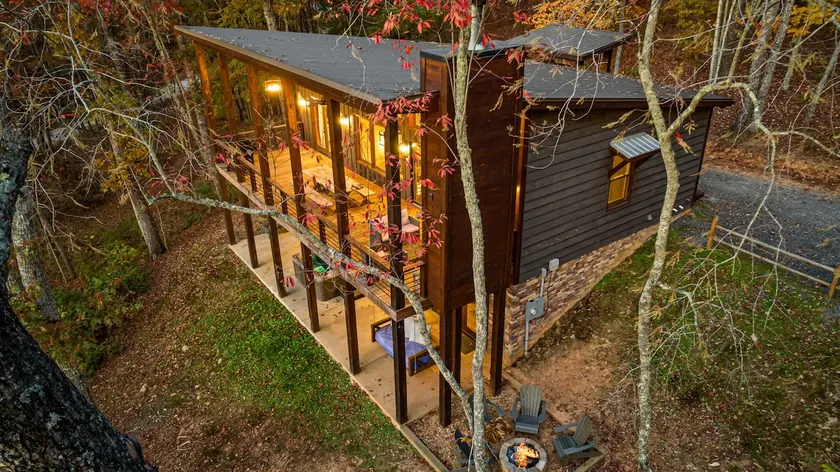 Luxe Chalet - Hot Tub, Fire Pit, Wi-Fi, Game Room - Image 1