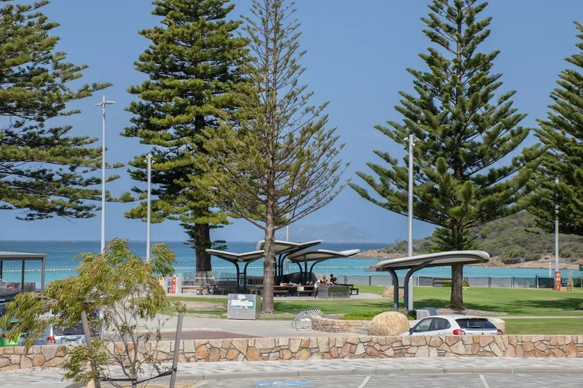 Midd's on the Beach - luxury beach front apartment - Image 1