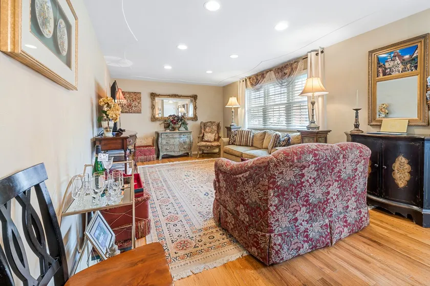 Charming, comfortable, and convenient - Image 1