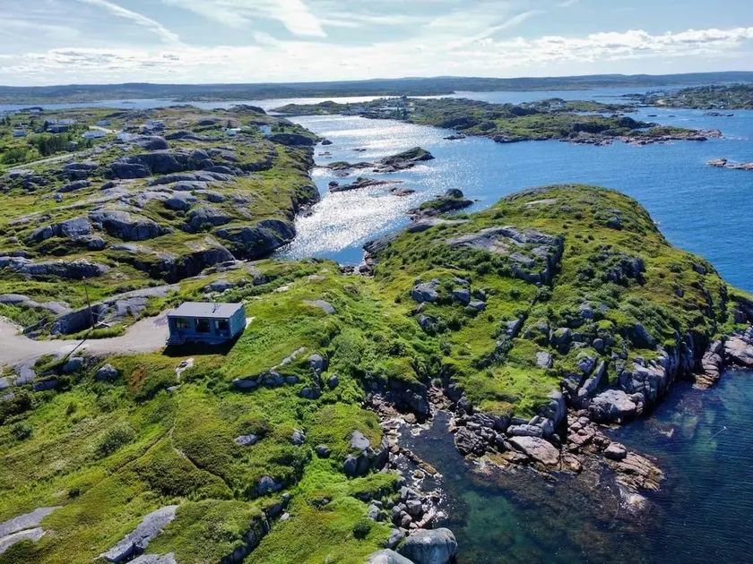 Private Oceanfront Cabin in Pool's Island NL - Image 1