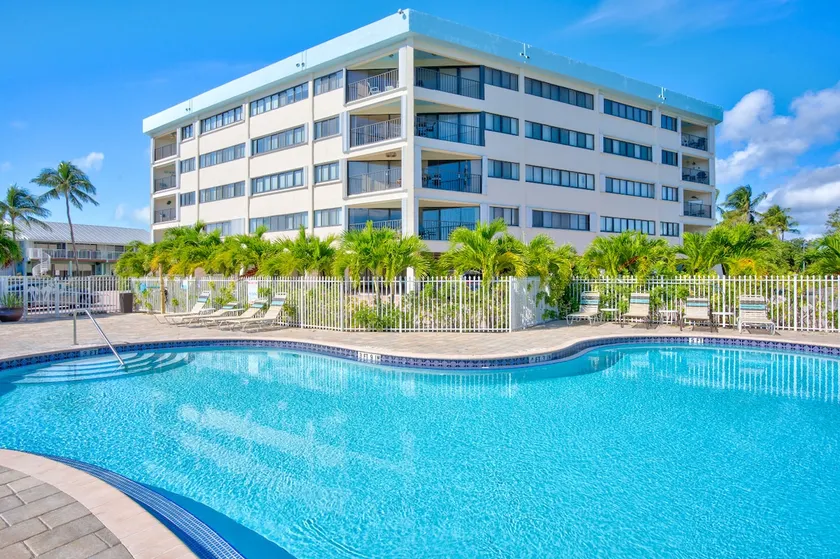Island Palms~Overlooking Tennis Courts - Image 1