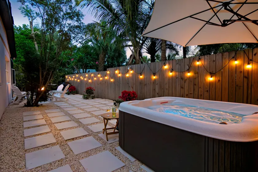 West Palm Beach Elegant 5BR with Hot Tub and Fire Pit Near Beach - Image 1