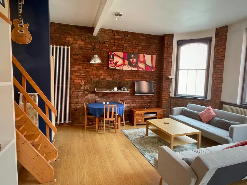 Stylish City Centre | 2BR Urban Retreat - Image 1