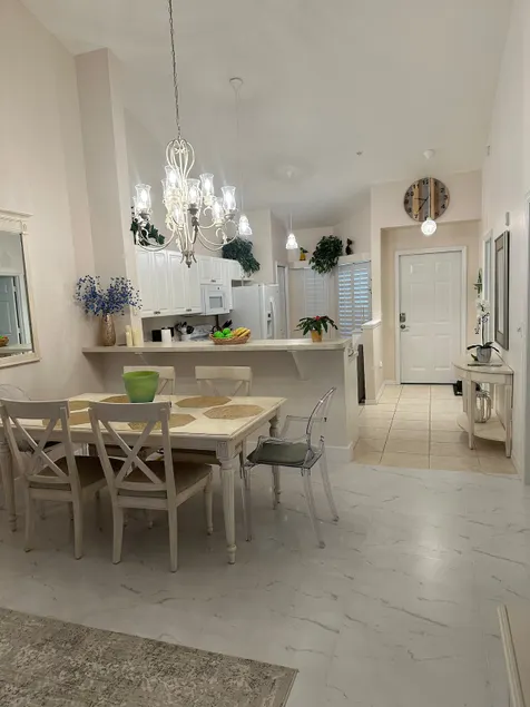 Lovely 2-bedroom condo with pool - Image 1