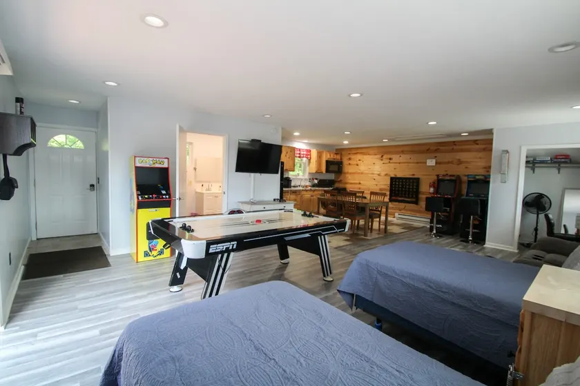 The Getaway2/ Sleeps 6/ hot tub & sauna! & more! - Image 1