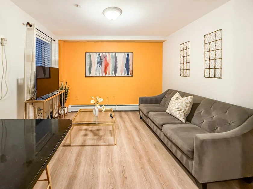 (P-102) Bright 1-Bedroom Apartment in Fenway - Image 1