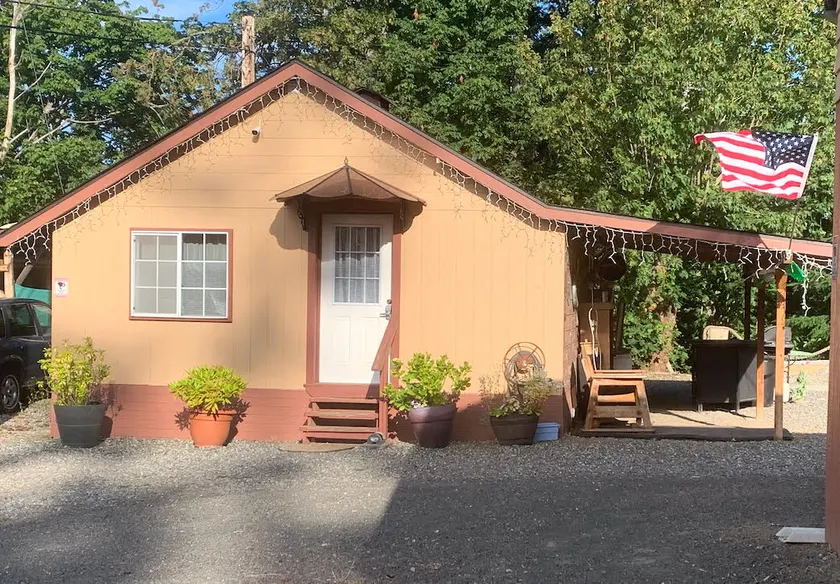 1 Bedroom, 1 Bath Guest House w/ Kitchenette - Image 1