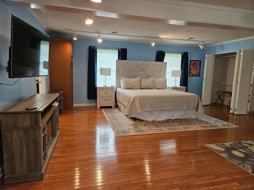 Private, Spacious In-Law Suite on Sleepy Hollow - Image 1