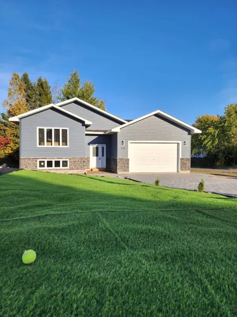 Built in 2021, Comfortable Executive Home - Image 1