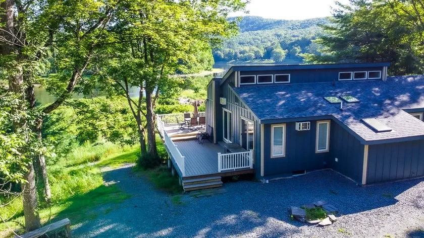 Private home on Delaware River Hot tub & Game Room - Image 1