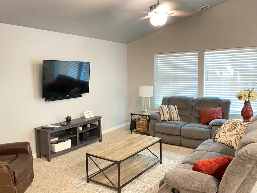 Cheerful  NEW Executive Home with office-Meridian - Image 1