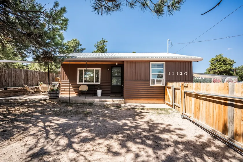 Forest cabin-Steps from Cafe- Fenced yard! - Image 1