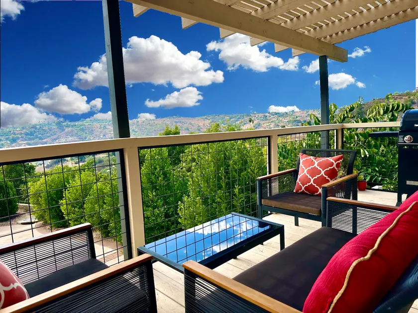 Hilltop Penthouse Cottage with Sweeping Views - Image 1