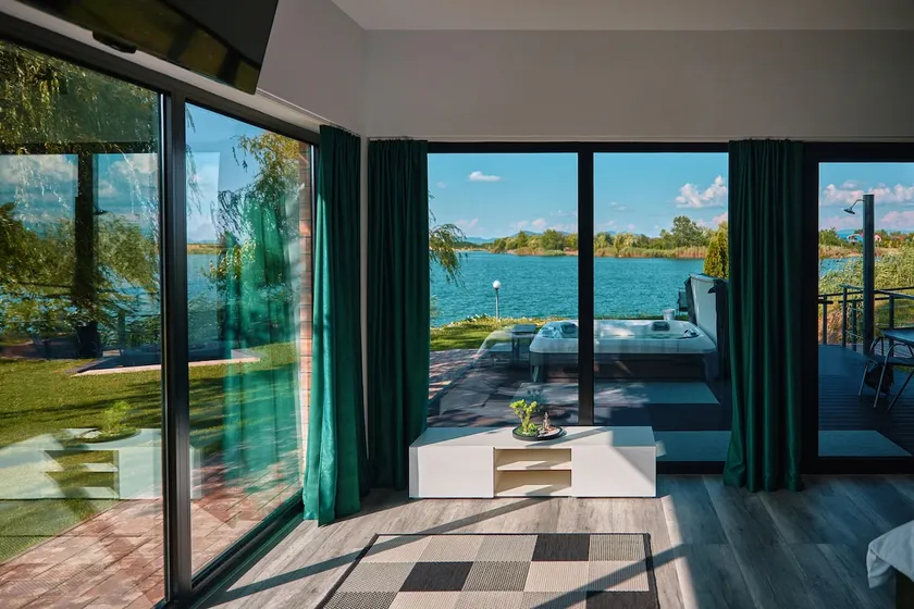 Lake House Apa - Image 1
