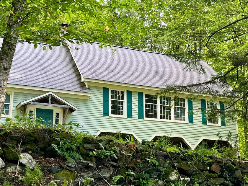 Secluded retreat in the trees - Image 1