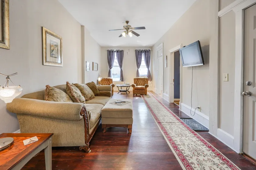 Lovely 2 bedroom loft on historic main street - Image 1