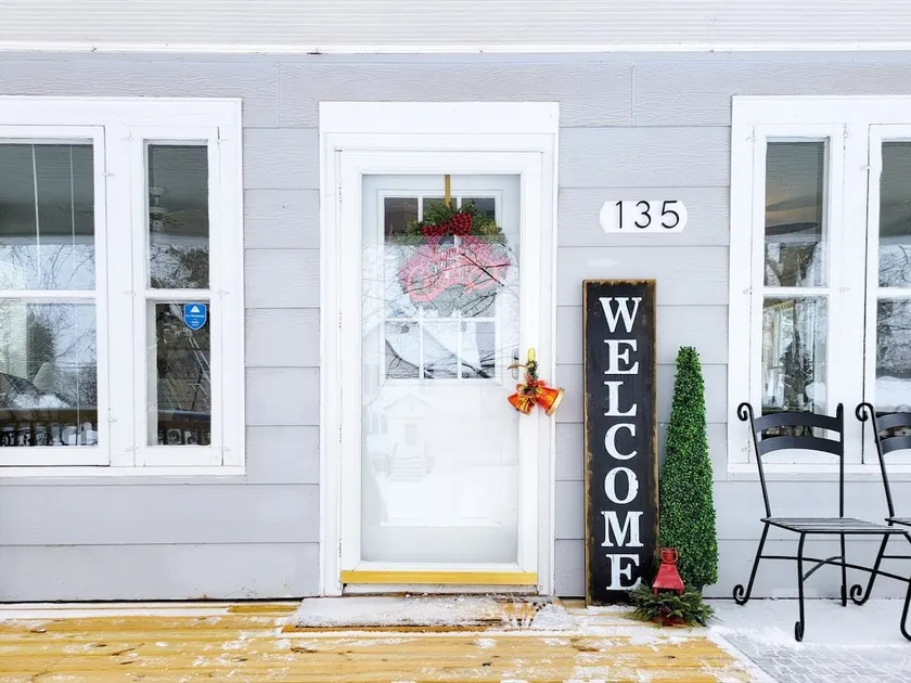 HOT FIND *Powderhorn Porch* 4B/1BA dwntwn Bungalow - Image 1