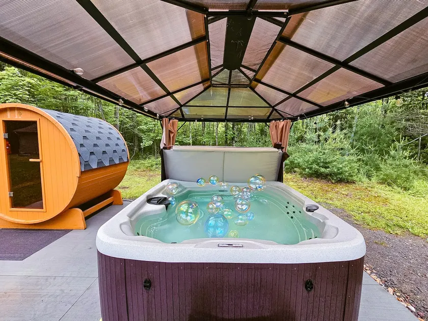 Cozy Getaway Cabin with Hot Tub, Sauna, Wi-Fi - Image 1