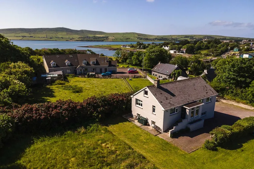 Beautiful Modern Home In Dingle 5 min walk to town - Image 1