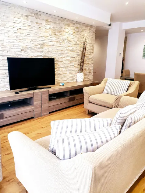 “Bright – 5 Minutes from Downtown – 3 Bedrooms – 2 Bathrooms” - Image 1