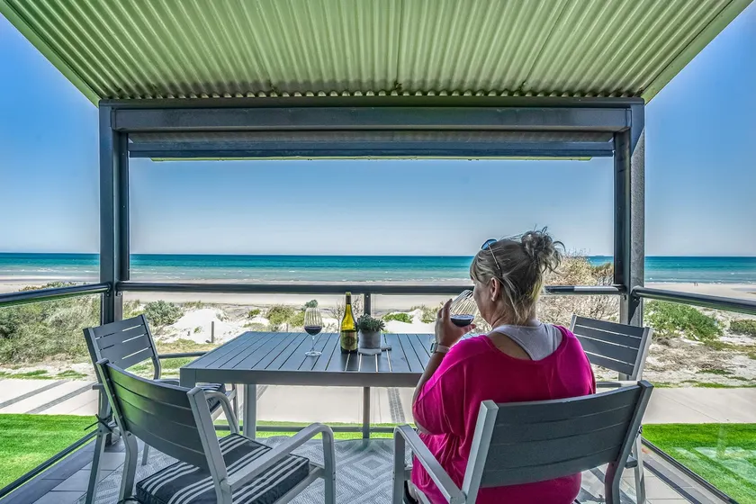 Beachfront apartment with balcony and free wifi - Image 1