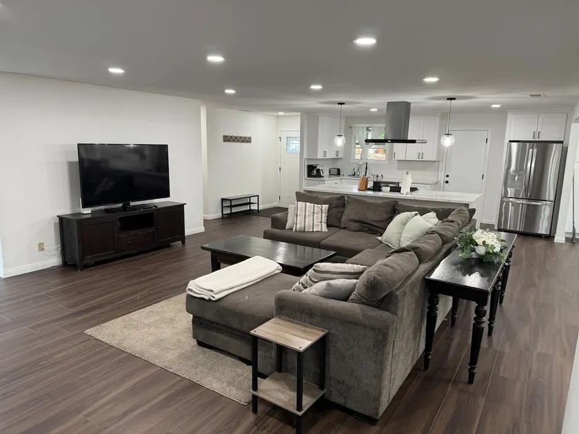 Dream Home Away From Home - Huge Common Area! - Image 1