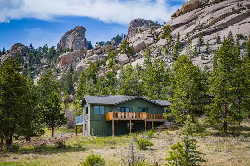 Iconic Longs Peak Views from Bed, Trails Nearby - Image 1