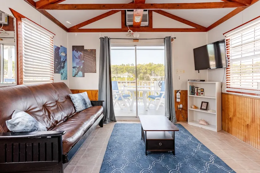 1 BD PRIVATE HOUSEBOAT/ COTTAGE TARPON - Image 1