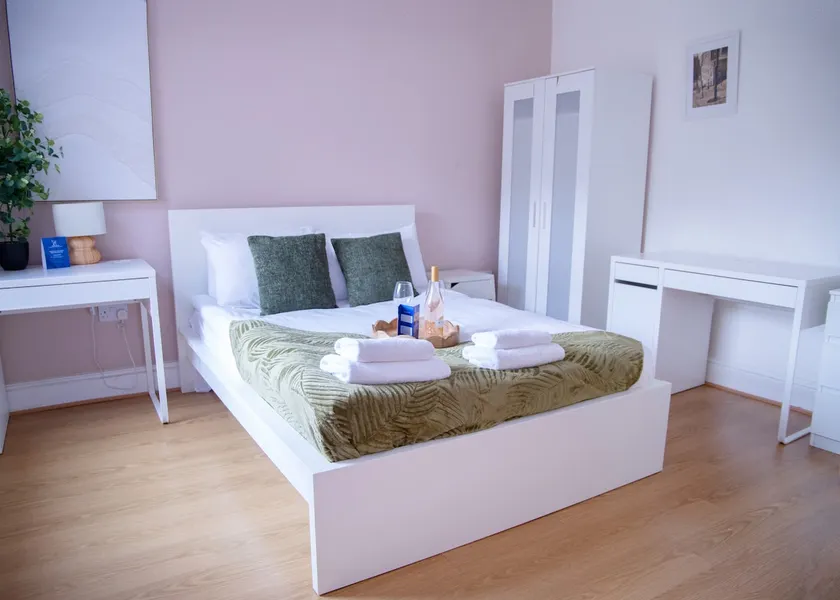 Work & Unwind – Cozy Contractor Stay - Image 1