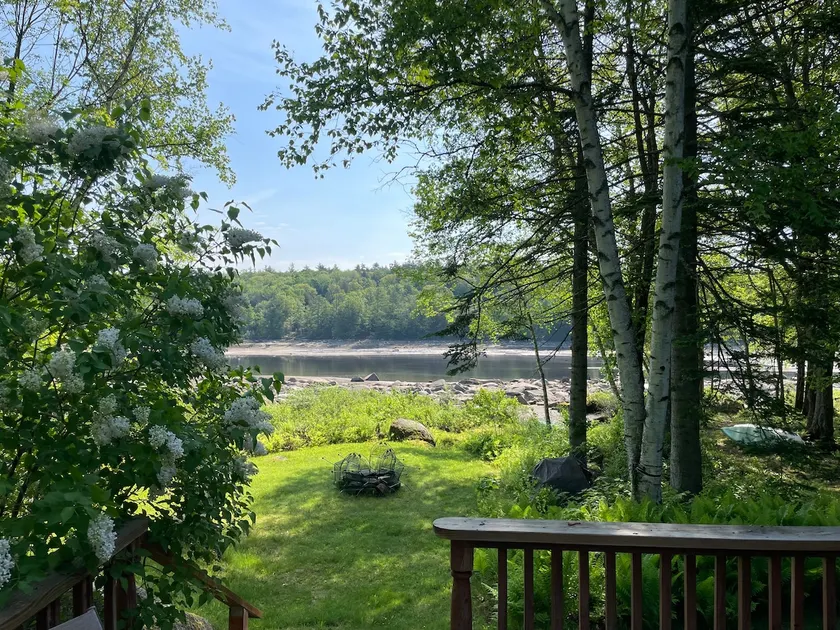 Relaxed waterfront cabin in the Dartmouth region - Image 1