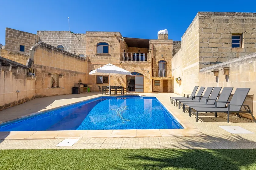 Centre Island Holiday Home with private pool and hot tub - Image 1