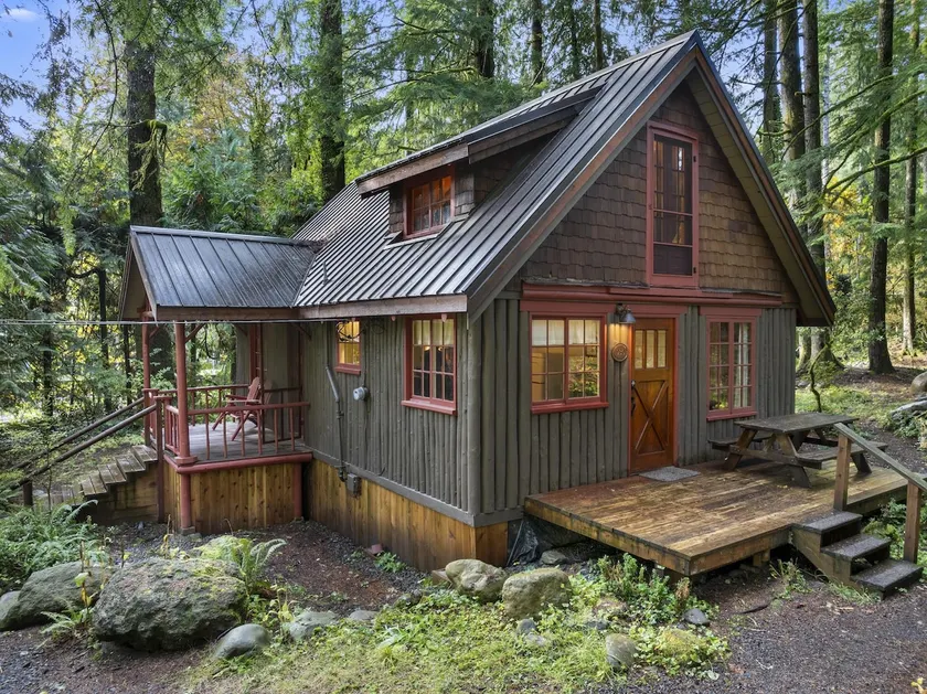 Historic Steiner log cabin on Mt Hood - Image 1