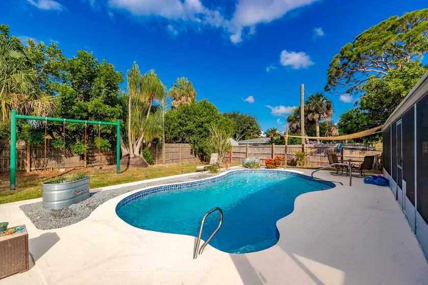 Peaceful getaway-Lovely 2 bedroom with heated pool - Image 1