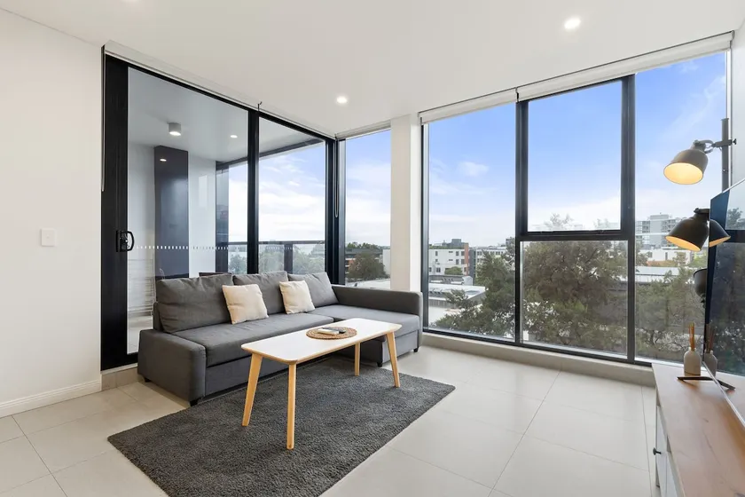 Mascot 1BR With Pool | 2 Mins Walk To Station - Image 1