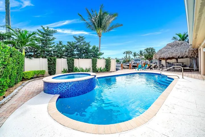 Luxury Water Front, Heated Pool & Jacuzzi, 5br  - Image 1