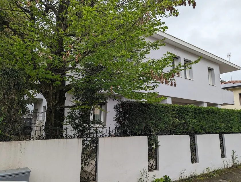 Large apartment with garden in single house - Image 1