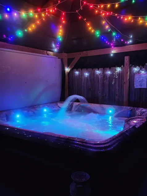 Cozy 1 bedroom cabin with private hot tub! - Image 1