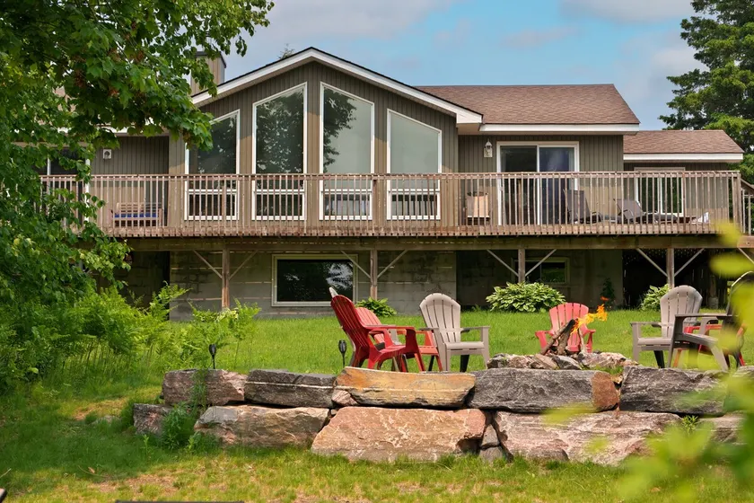 Waterfront Family Cottage | Sauna Firepit & Kayaks - Image 1