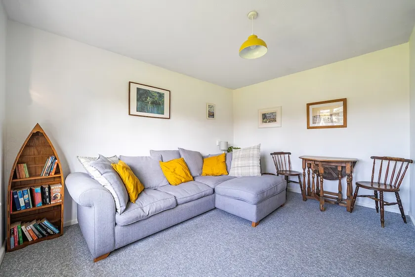 Spacious one bed apartment in a quiet leafy close. - Image 1
