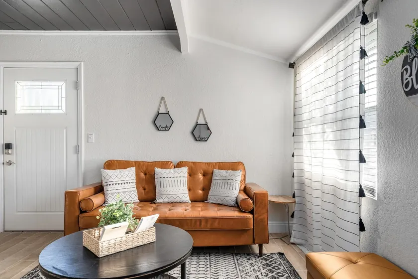 MODERN/Mins to Beach/walk to dwtn/Free parking - Image 1
