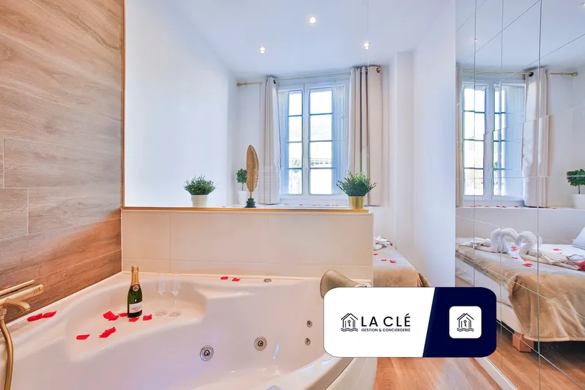 La Clé: T2 Love Room Balneotherapy, Air Conditioning, Near Train Station - Image 1