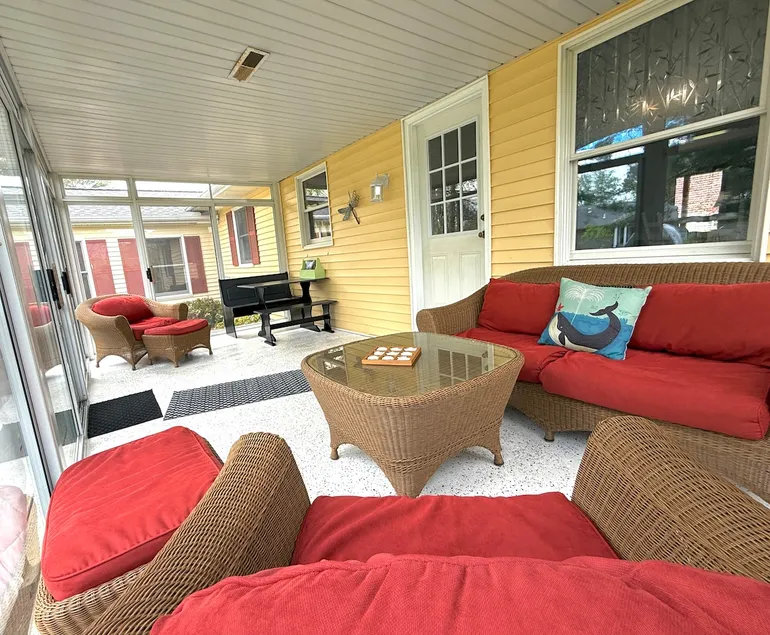 Lilly Pad: Fenced in yard, close to beaches & more - Image 1