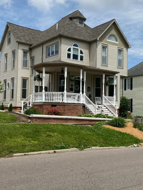 Third Street Retreat Modern Victorian 2BR Apt - Image 1