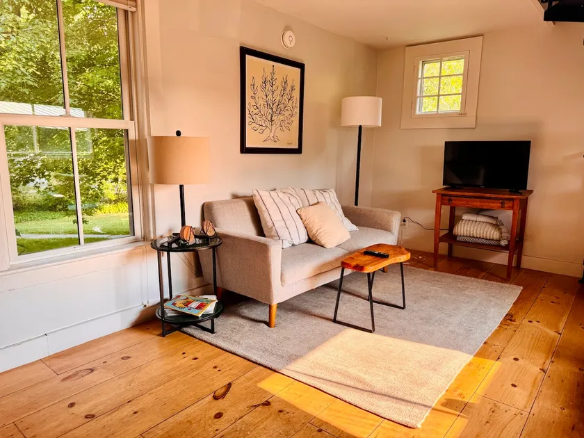 Charming 1BD Loft in Shelburne - Image 1