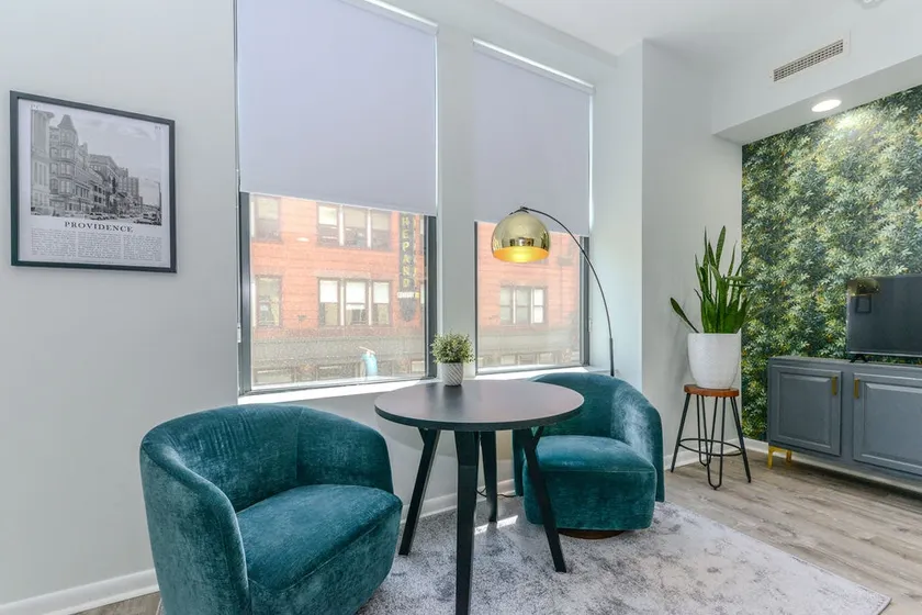 Stylish Downtown Apartment - Image 1