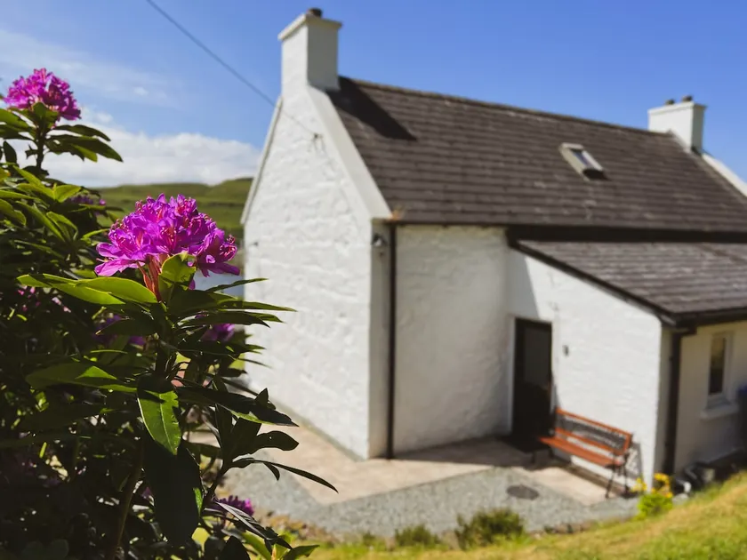 Cosy croft house with loch views - Image 1
