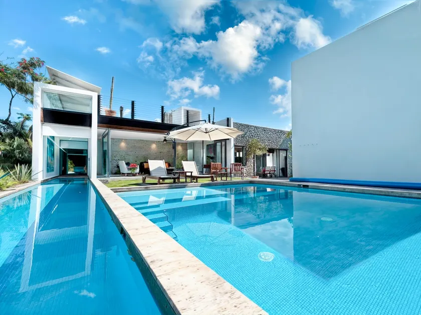 Modern house with its own heated pool - Image 1
