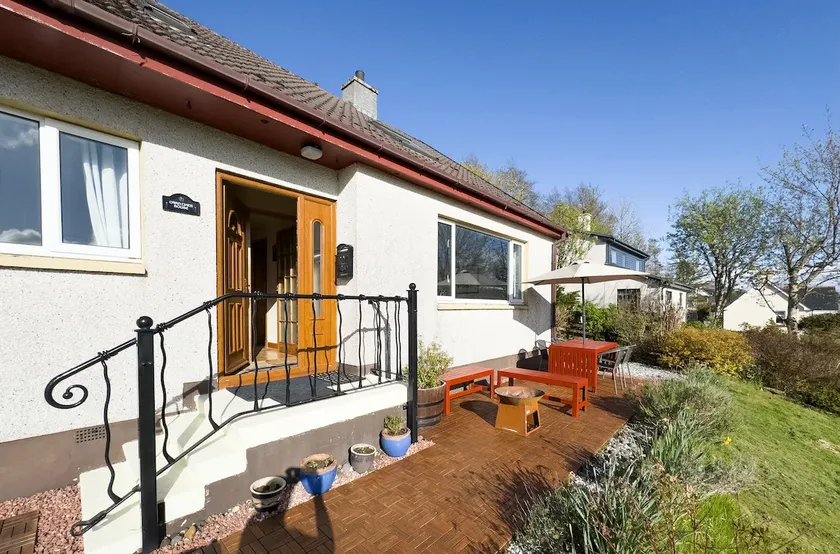 Large family friendly home with loch views - Image 1