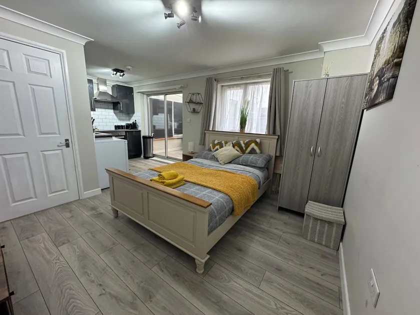 lovely studio flat with conservatory and garden - Image 1