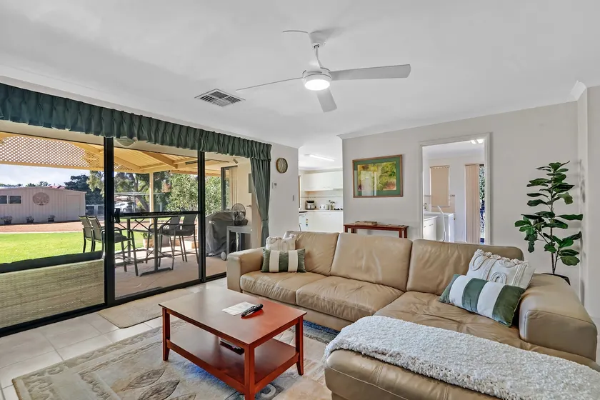 Modern 1-bedroom apartment, pet friendly, parking - Image 1